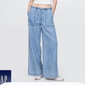 Gap Mid Rise UltraSoft Easy Baggy Jeans
Size small